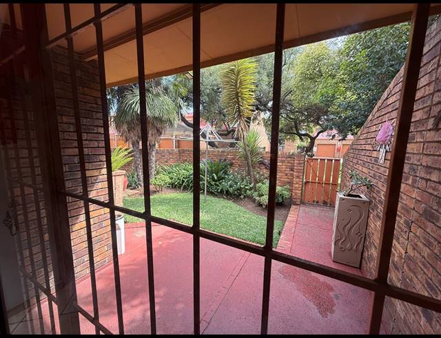 3 BEDROOM TOWNHOUSE FOR SALE IN VANDERBIJLPARK CE 3